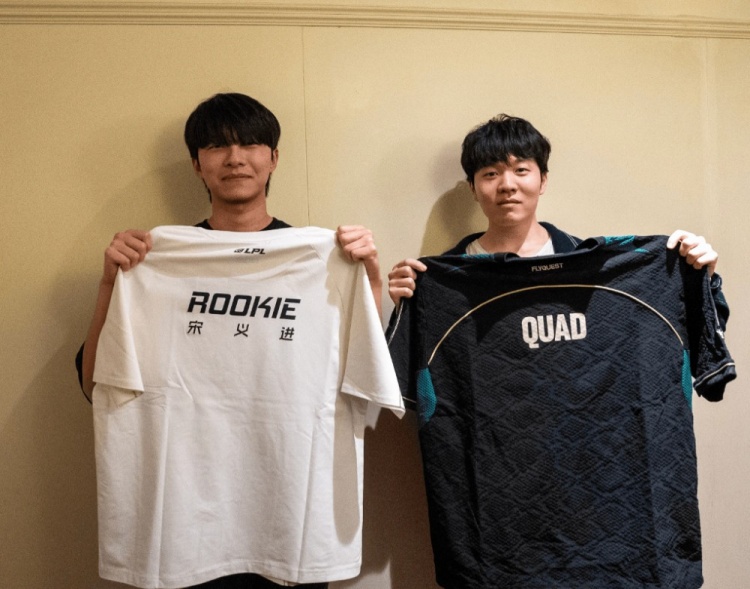 FLY分享队员与Rookie&Wei交换队服：一次匆匆的交换队服